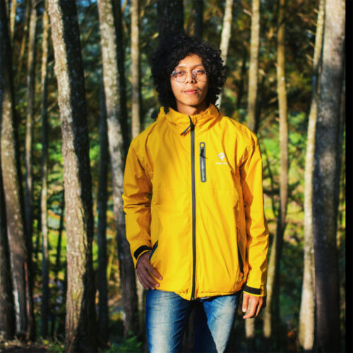 Young man wearing a yellow jacket outdoors